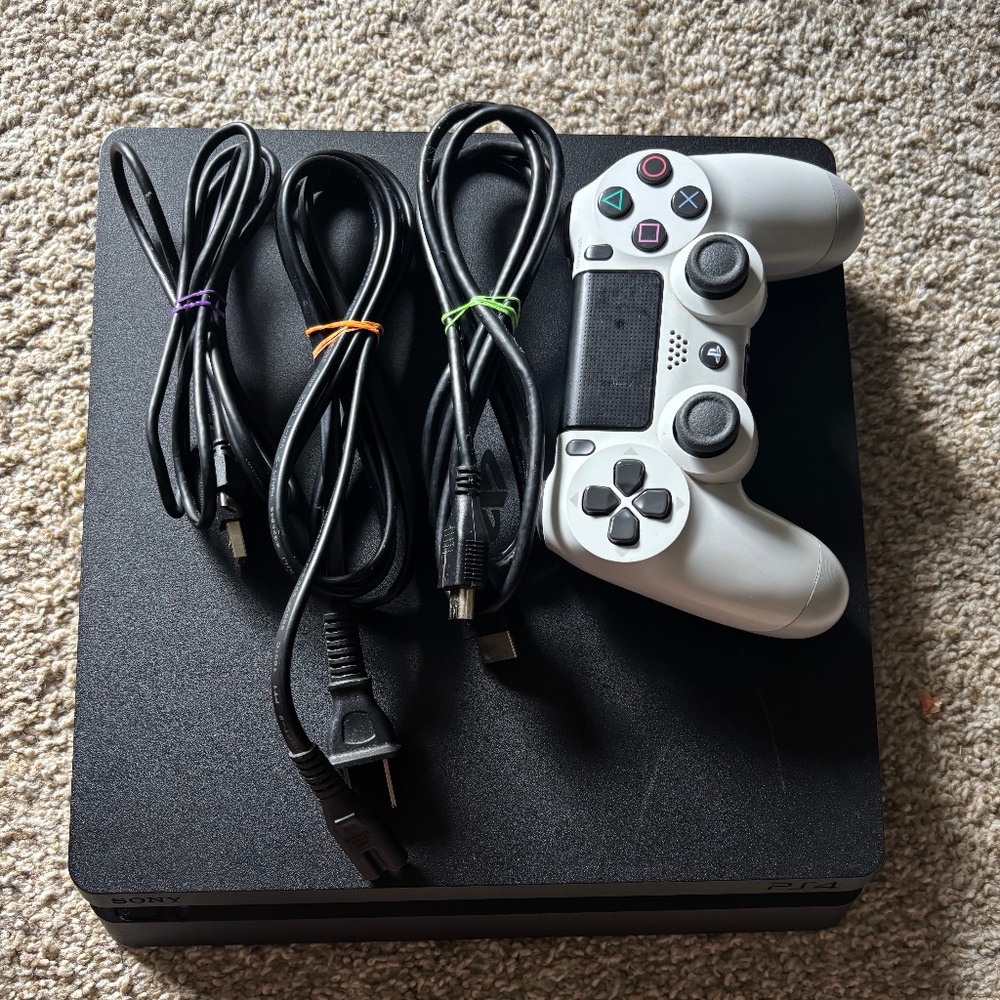 Ps4 console - Picture 1 of 2